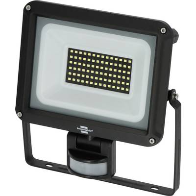 Czarna lampa reflektorowa LED z czujnikiem ruchu i uchwytem montażowym na białym tle.