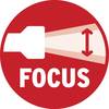 Czerwony symbol z latarką i strzałką w wiązce światła, pod spodem napis 'FOCUS'
