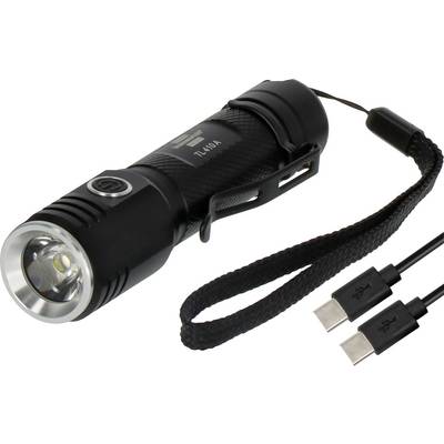 Czarna latarka akumulatorowa z paskiem na nadgarstek i kablem ładującym USB na białym tle.