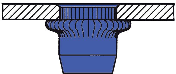 Przekrój poprzeczny niebieskiej rury gwintowanej przechodzącej przez poziomo prążkowaną płytę.