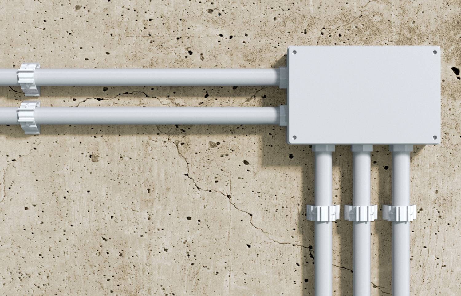 Białe gniazdko elektryczne z kilkoma szarymi rurami kablowymi zamocowane na beżowej ścianie betonowej przedstawia instalację elektryczną.