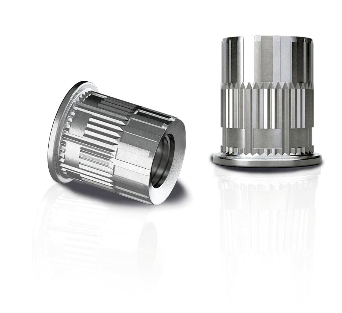 Dwa metalowe, cylindryczne obiekty o prążkowanej powierzchni, jeden stojący, drugi leżący, na białym tle.