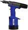 Niebieskie, ręczne narzędzie pneumatyczne z czarnym uchwytem i dyszą, wyprodukowane przez GESIPA, przeznaczone do montażu nitów zrywalnych.