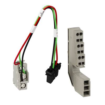 Wtyczka elektryczna i kabel z przewodami w kolorach czerwonym, zielonym i czarnym. Po prawej stronie szary blok przyłączeniowy z tworzywa sztucznego z wieloma zaciskami.