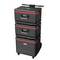 Czarna skrzynka narzędziowa z czerwonymi akcentami, składająca się z trzech piętrowo ułożonych elementów na kółkach, z uchwytem do łatwego przenoszenia.