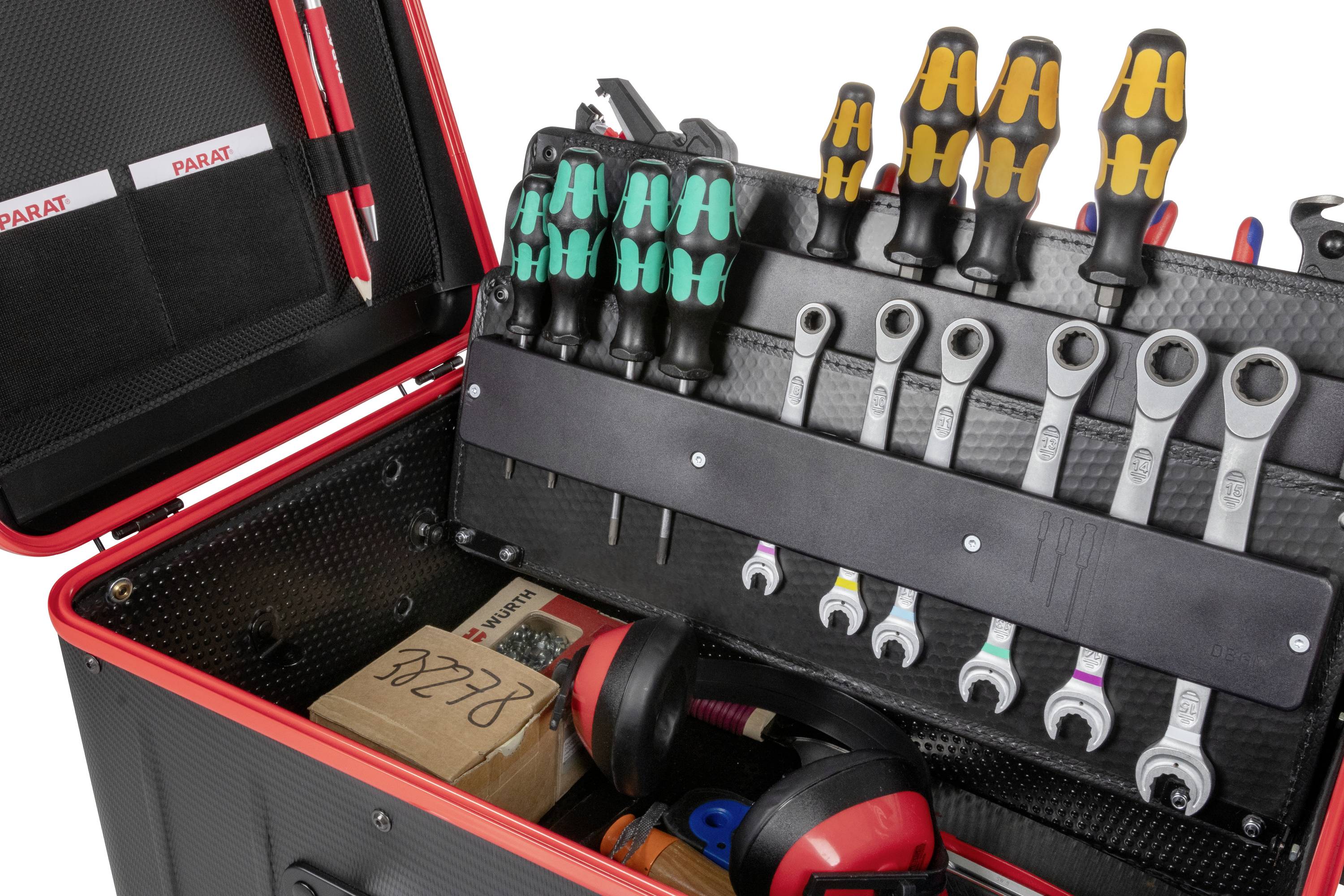Otwarty kufer narzędziowy z wkrętakami, kluczami, nausznikami ochronnymi i małym pudełkiem w środku.