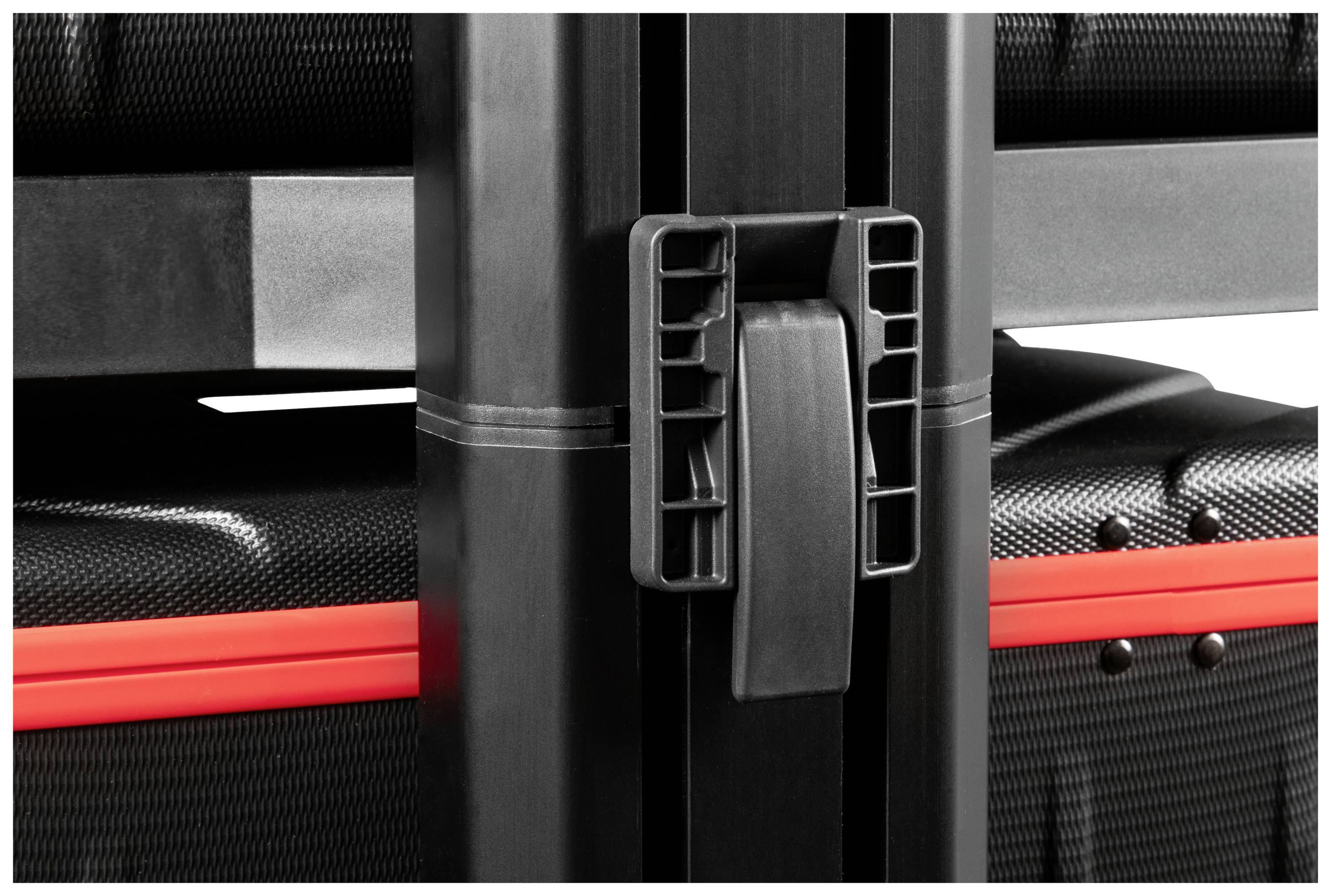 Czarne, strukturyzowane obudowa z czerwonym paskiem jest zabezpieczona systemem zamykającym. Szczegółowy widok mechanizmu zamykającego.