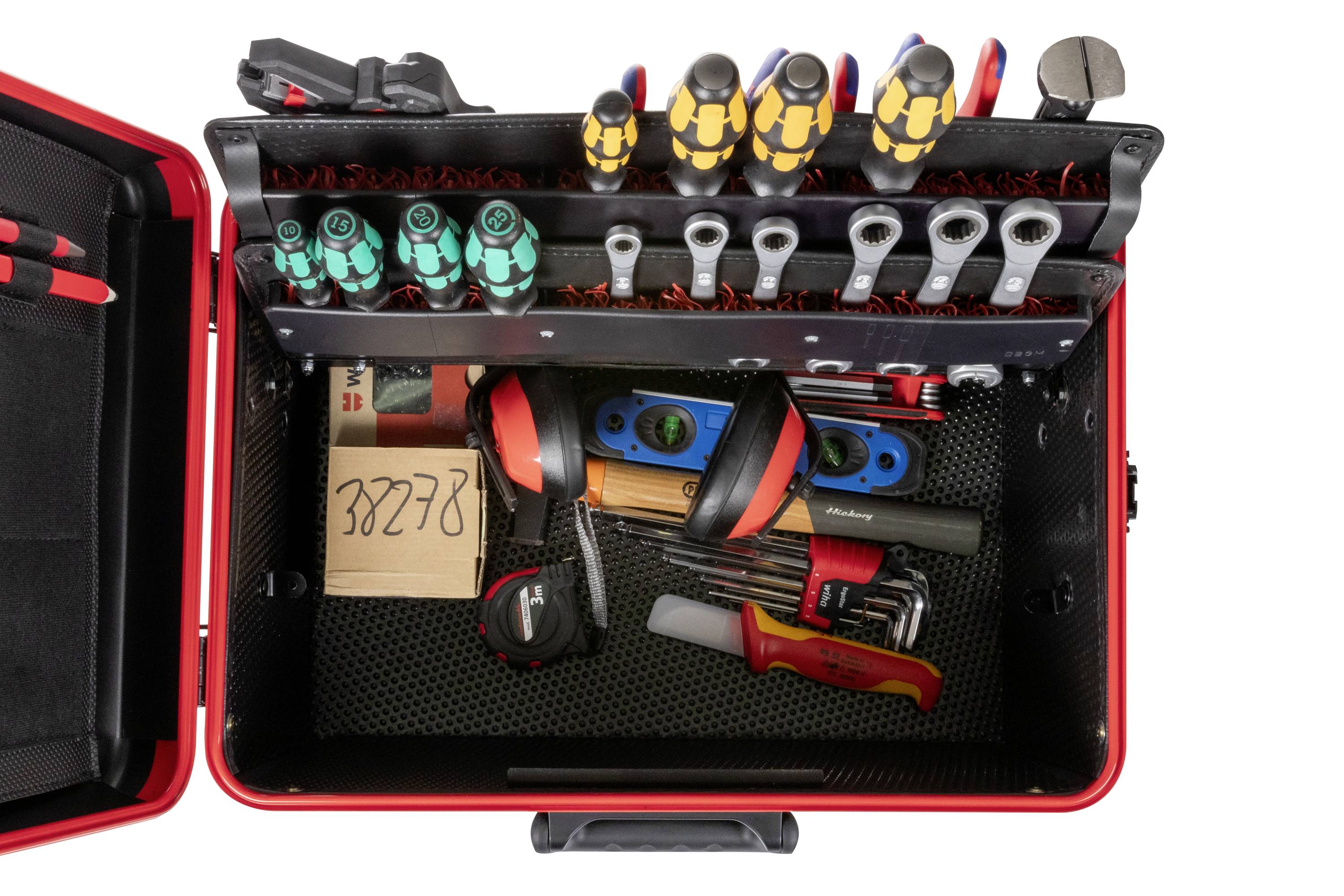 Otwarty kufer narzędziowy z wkrętakami, kluczami, ochronnymi słuchawkami, poziomicą i innymi narzędziami.