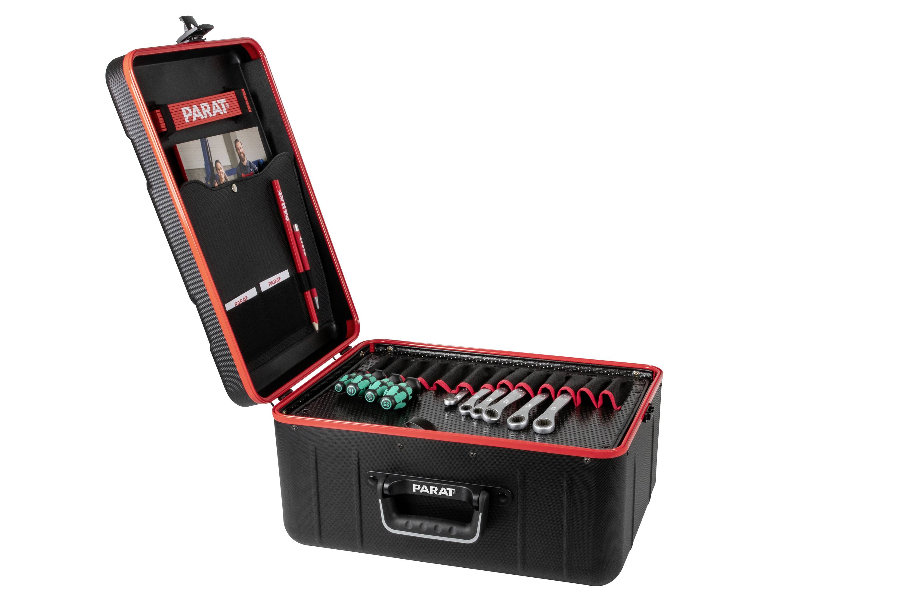 Otwarty kufer narzędziowy z różnymi kluczami, zestawem zielonych wkrętaków i innymi narzędziami w pokrywie.