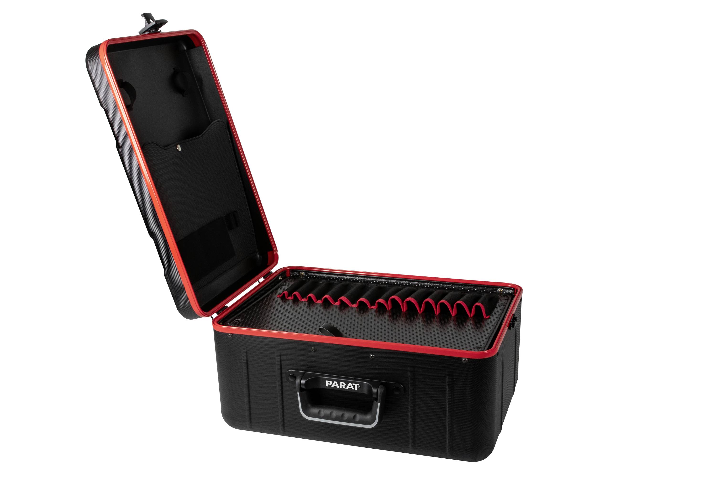 Otwarty czarny kufer na narzędzia z czerwoną obwódką i wbudowanym uchwytem, prezentujący wewnętrzne przegródki do organizacji narzędzi.