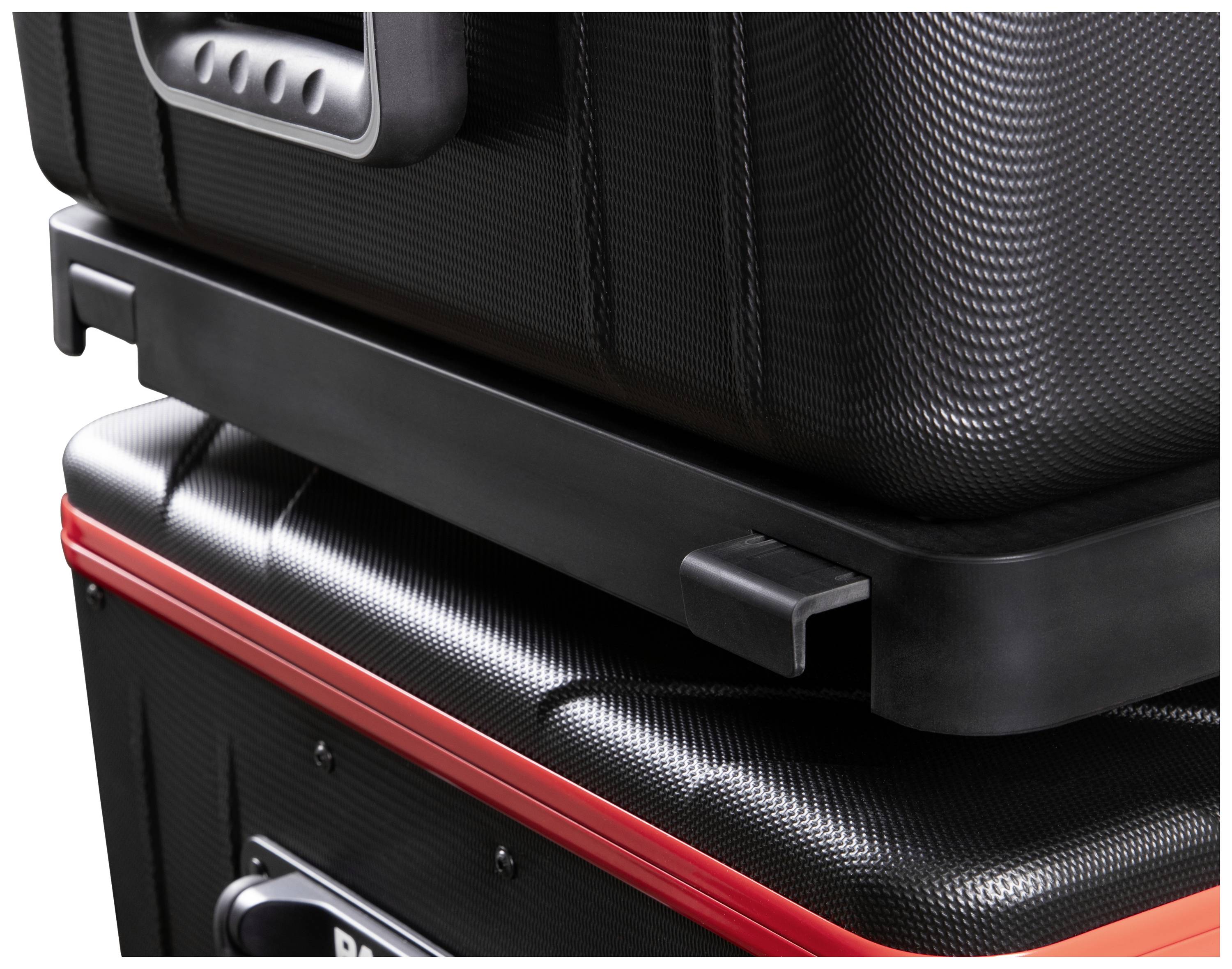 Dwa czarne walizki z twardą skorupą są ułożone jedna na drugiej, przy czym dolna walizka posiada czerwone akcenty. Widoczne są wytrzymałe, strukturalne powierzchnie.