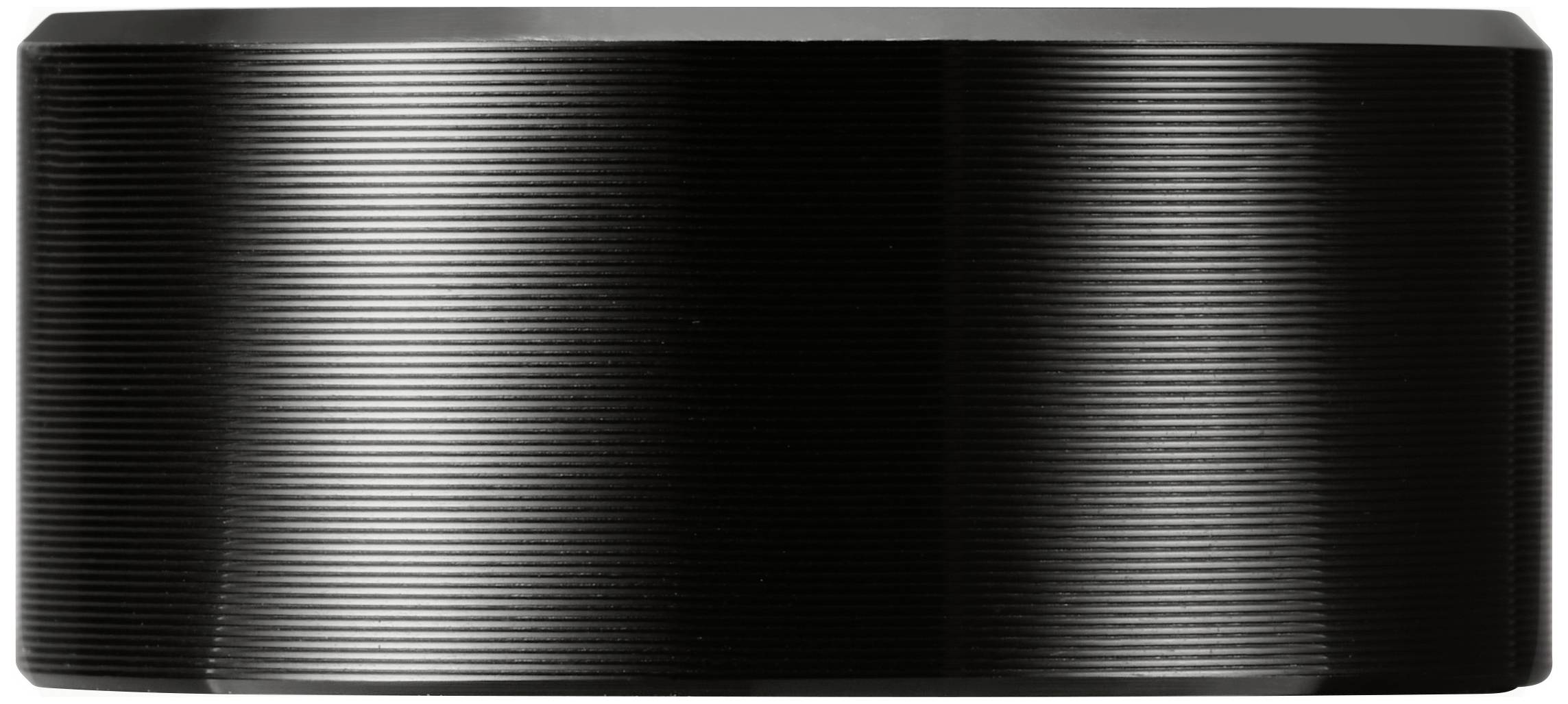 Cylindryczny, czarny dekielek obiektywu z delikatną, poziomą strukturą rowków, na białym tle.
