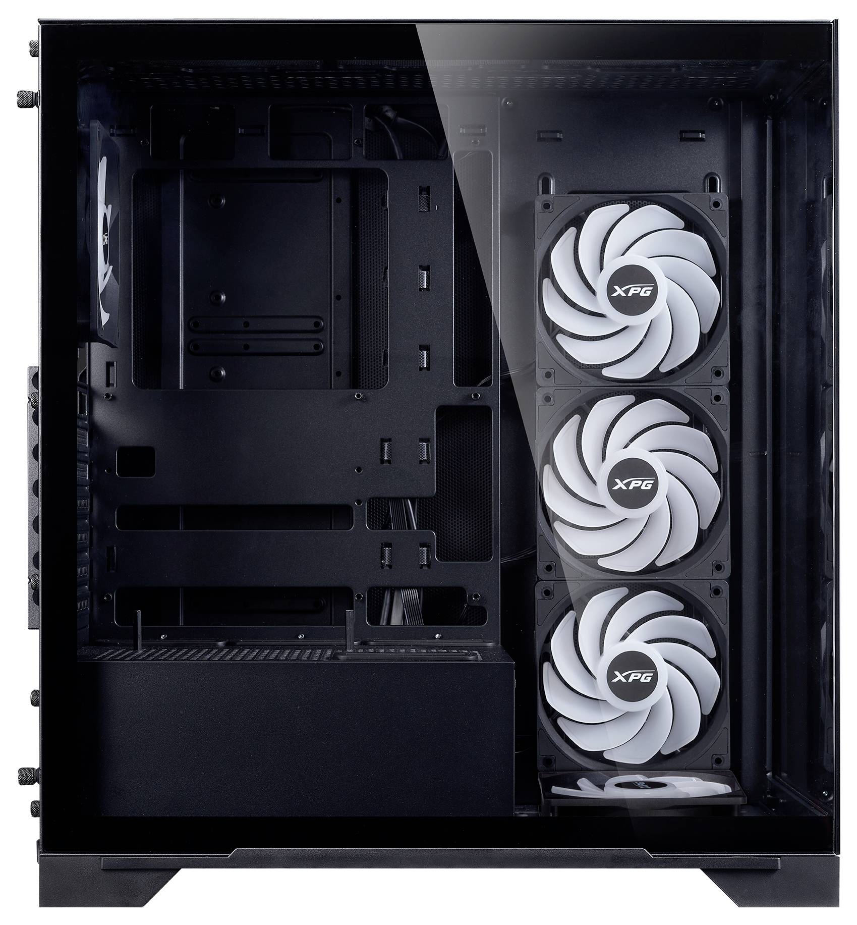 Otwarta, pusta obudowa komputera z trzema zamontowanymi wentylatorami z przodu. Wnętrze wskazuje na miejsce przeznaczone dla komponentów.