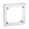 Biały, kwadratowy ramka montażowa z czterema srebrnymi śrubami, przeznaczona do instalacji przełączników lub gniazdek ściennych.