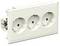 Potrójna wtyczka w białej płytce ściennej; nadająca się do równoczesnego podłączenia kilku urządzeń elektrycznych.