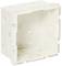 Biała, prostokątna skrzynka z tworzywa sztucznego z okrągłymi otworami po bokach, otwarta od przodu, przeznaczona do montażu podtynkowego.
