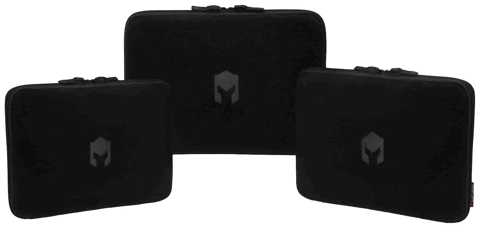 Trzy czarne etui na laptopy w różnych rozmiarach z dyskretnym logo pośrodku, na białym tle.