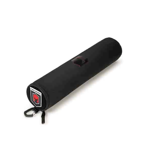 Czarna, cylindryczna torba z zamkiem błyskawicznym i karabińczykiem, z wyeksponowanym stylistycznym logo na boku.