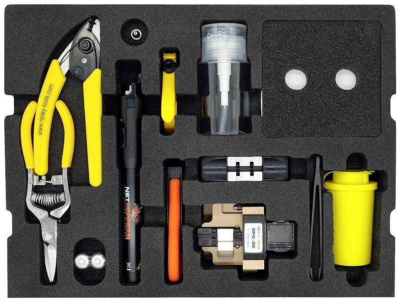 Zestaw narzędzi z nożyczkami, długopisem, fiolką, narzędziami ręcznymi i bateriami, ułożonymi w wyściółce piankowej.