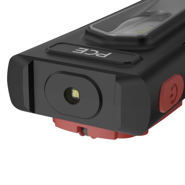 Czarna, kompaktowa latarka z czerwonym przyciskiem i zintegrowanym złączem USB, odpowiednia do różnych potrzeb oświetleniowych.