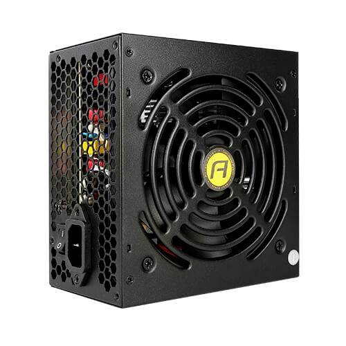 Czarny zasilacz komputerowy z dużym wentylatorem i żółtym logo pośrodku. Widoczne są także kratki wentylacyjne i złącza.