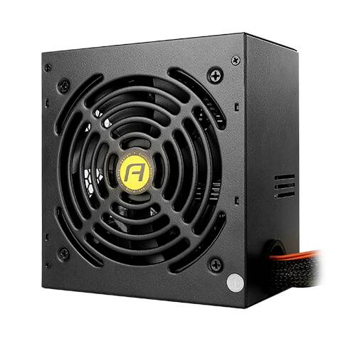 Czarna zasilacz komputerowy z kratką wentylacyjną i logo pośrodku. Widok z boku prezentuje złącze przewodu zasilającego z plecionym kablem.
