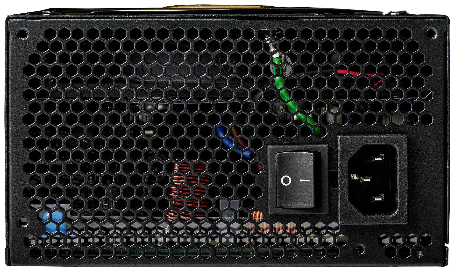 Obraz przedstawia tylną część zasilacza komputerowego z przełącznikiem kołyskowym i gniazdem przyłączeniowym. Przez kratkę widoczny jest wentylator chłodzący.