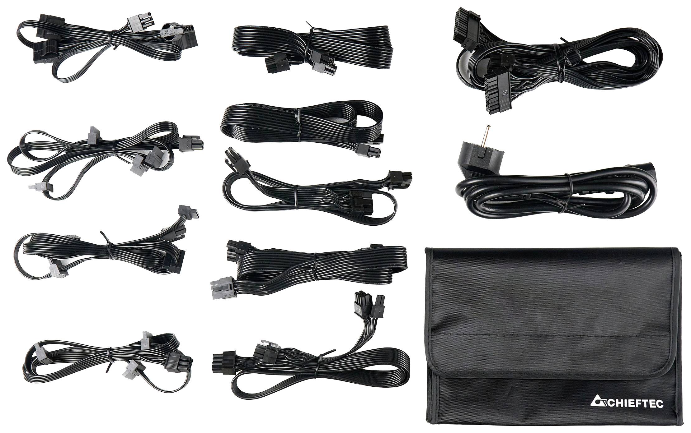 Różne czarne kable komputerowe ułożone schludnie obok czarnej torby z napisem „CHIEFTEC".