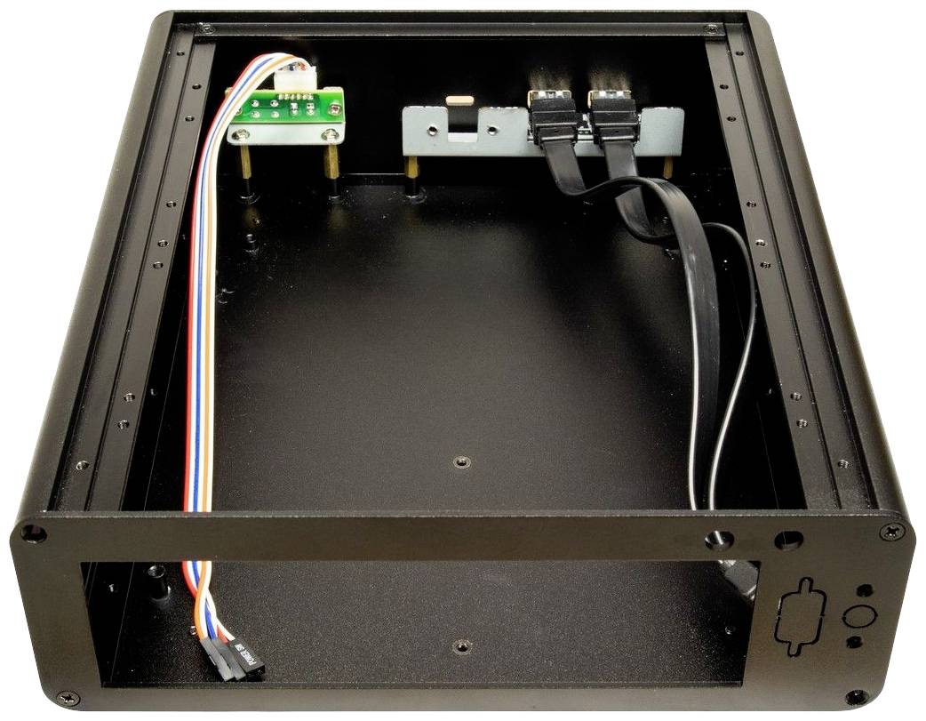 Pusta czarna metalowa obudowa z widocznymi przewodami i złączami, odpowiednia do montażu elementów elektronicznych.