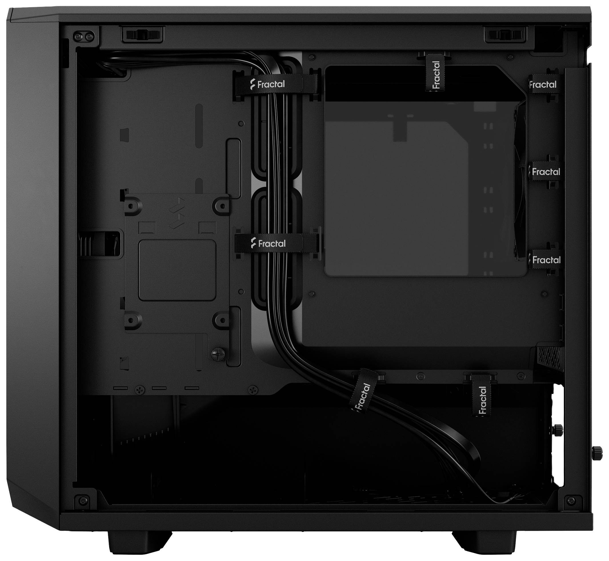 Czarna, pusta obudowa komputera z widocznymi kablami i logo marki 'Fractal'. Wnętrze charakteryzuje się przejrzystą i przemyślaną strukturą.