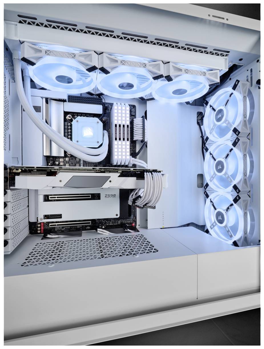 Otwarta obudowa komputera z podświetlanymi wentylatorami i zarządzaniem okablowaniem, prezentująca kartę graficzną i płytę główną.