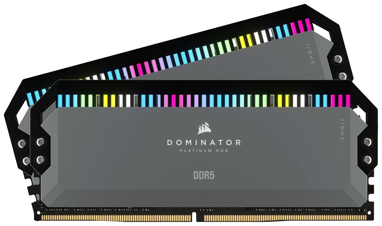 Dwa moduły RAM z podświetleniem RGB z napisem 'DOMINATOR PLATINUM RGB DDR5'.