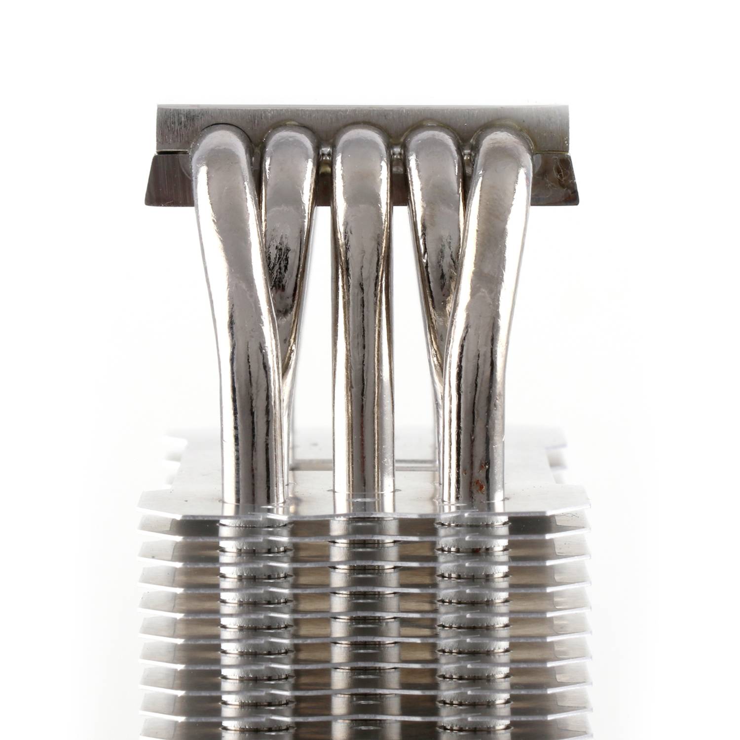 Radiator z wieloma pionowymi żeberkami aluminiowymi odprowadzającymi ciepło.