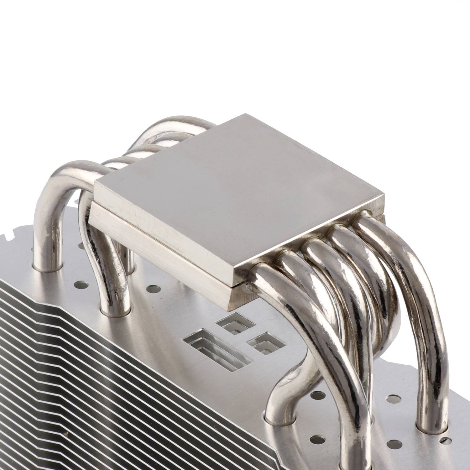 Zbliżenie radiatora procesora z wieloma giętymi miedzianymi rurkami cieplnymi i aluminiowymi żeberkami odprowadzającymi ciepło.