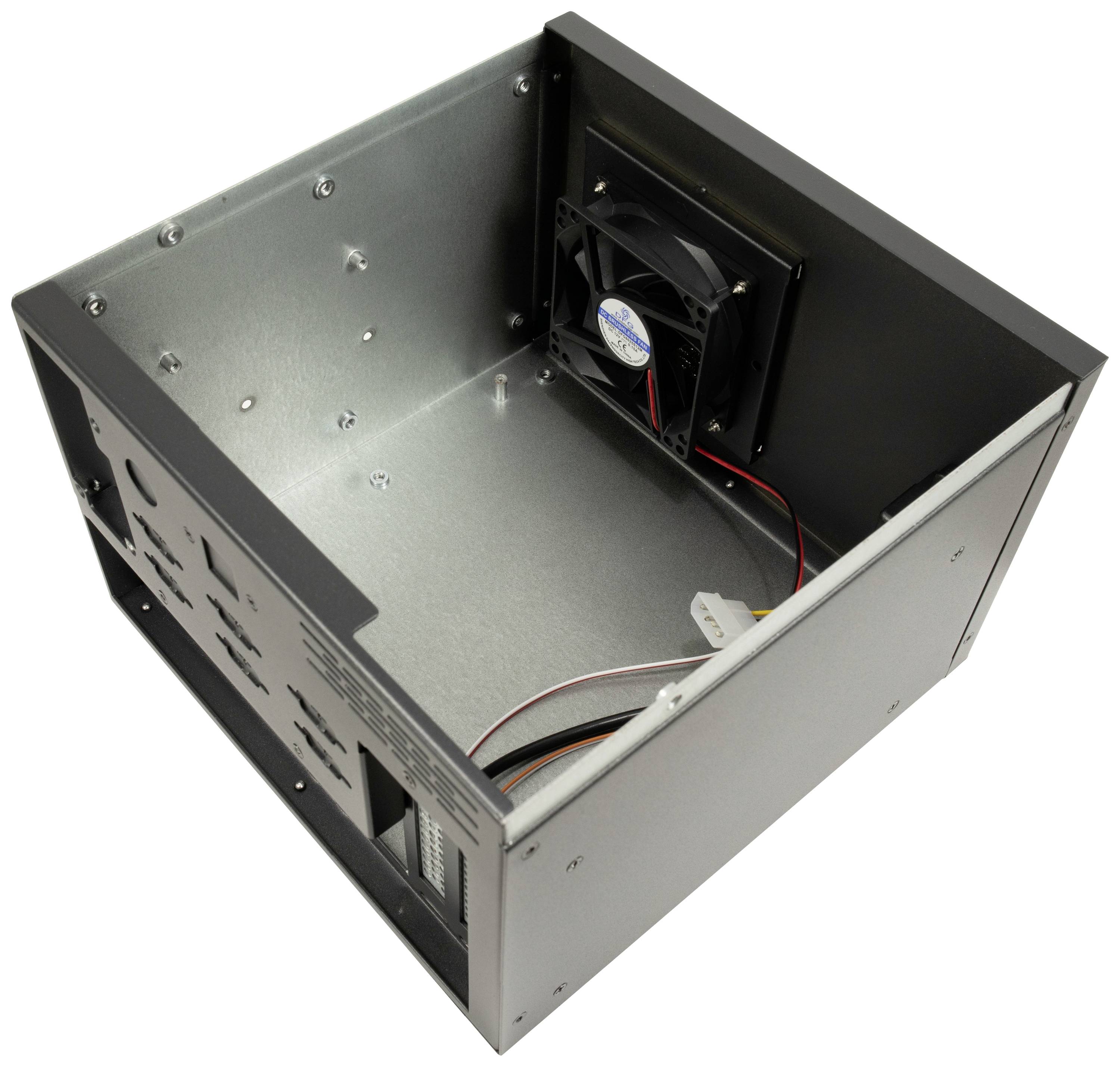 Pusta obudowa komputerowa z zamontowanym wentylatorem. Górna część otwarta, ścianki metalowe, odpowiednia do złożenia systemu komputerowego.