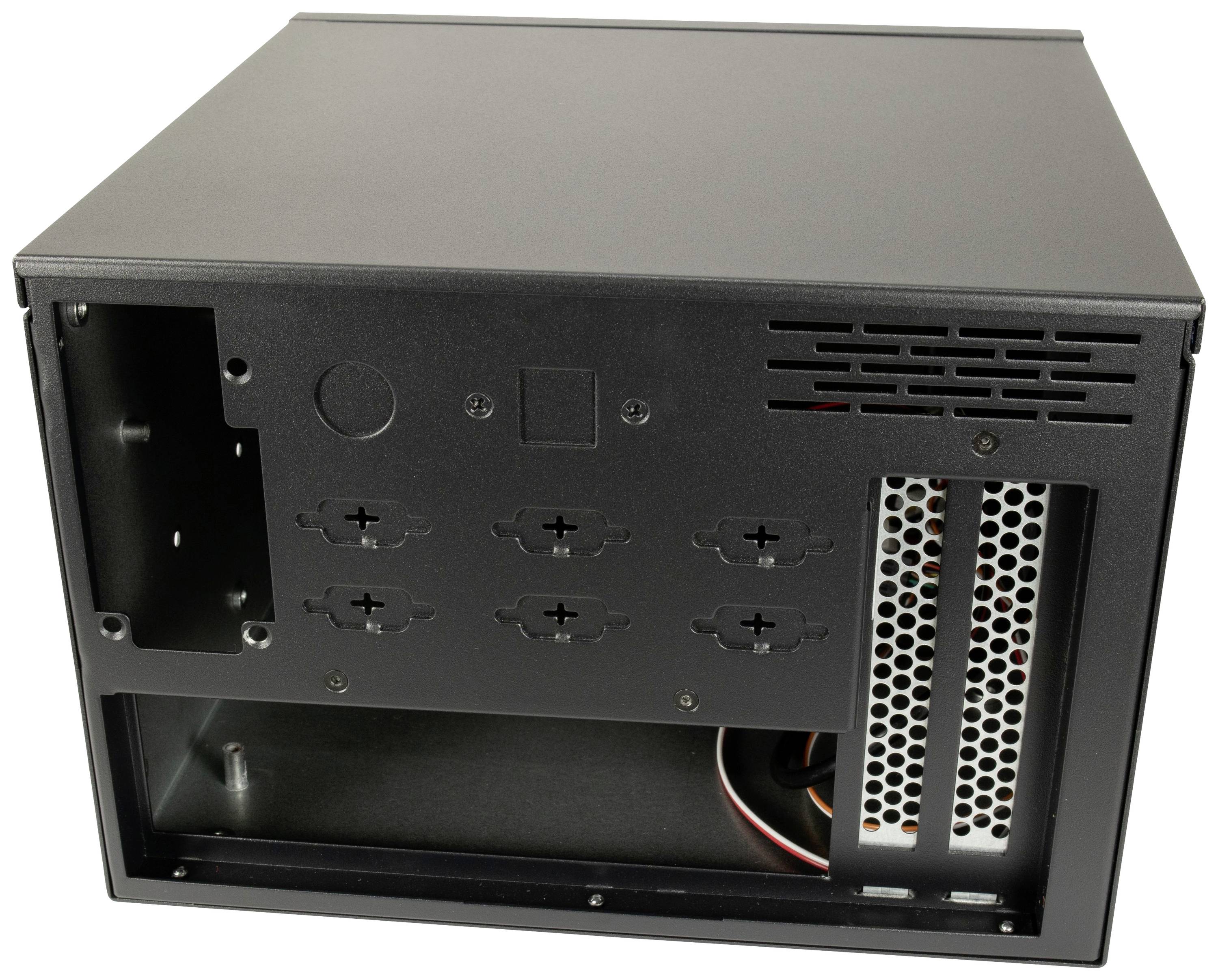 Czarna obudowa komputera widziana od tyłu, z wieloma gniazdami rozszerzeń oraz kratkami wentylacyjnymi służącymi do chłodzenia.