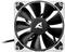 Czarny wentylator komputerowy z siedmioma łopatkami w białej ramce, z centralnie umieszczonym logo, kabel po lewej stronie.