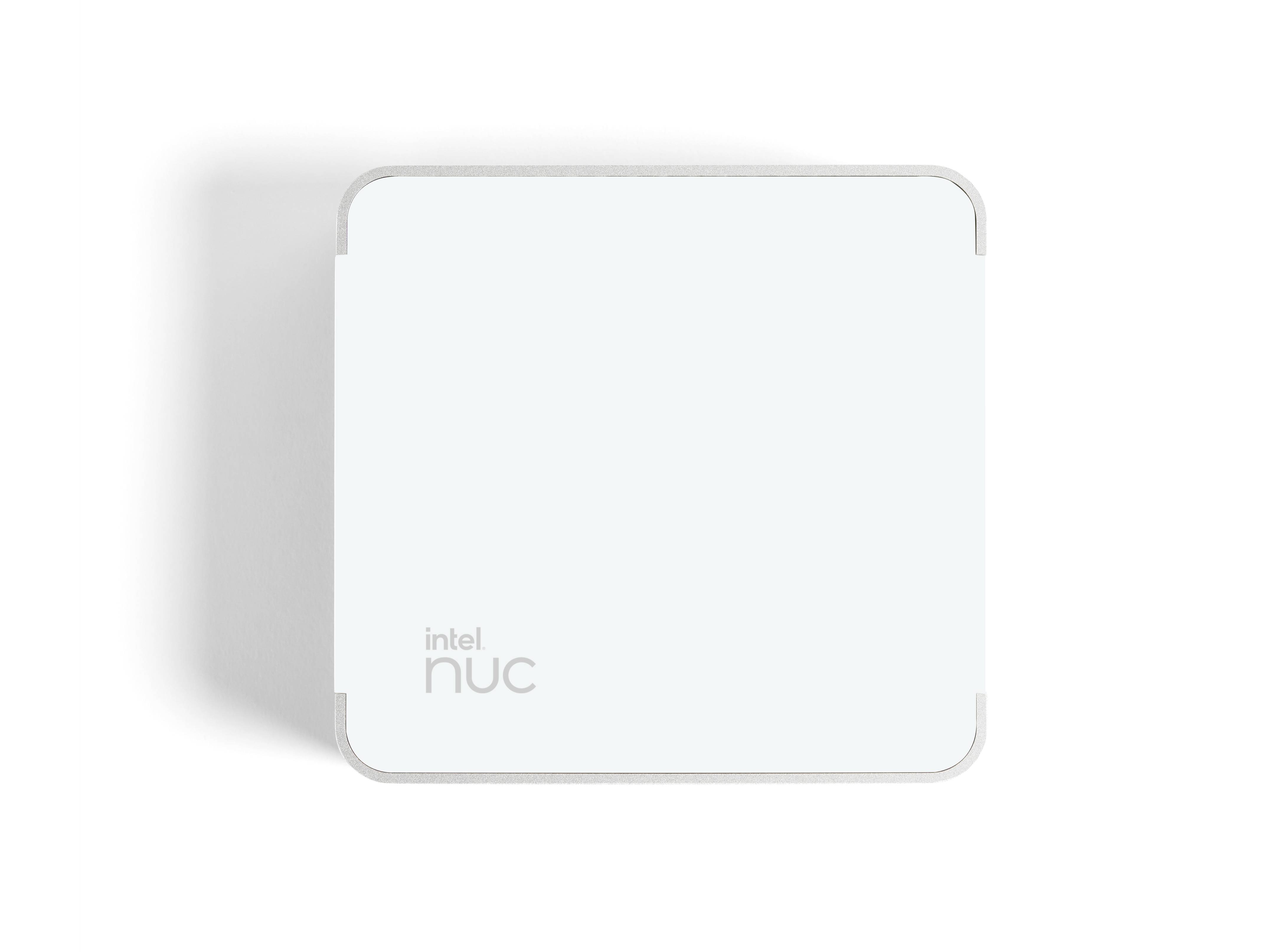 Mały, kwadratowy komputer z obudową w jasnym odcieniu szarości. Na górnej części obudowy widnieje napis 'intel nuc'.