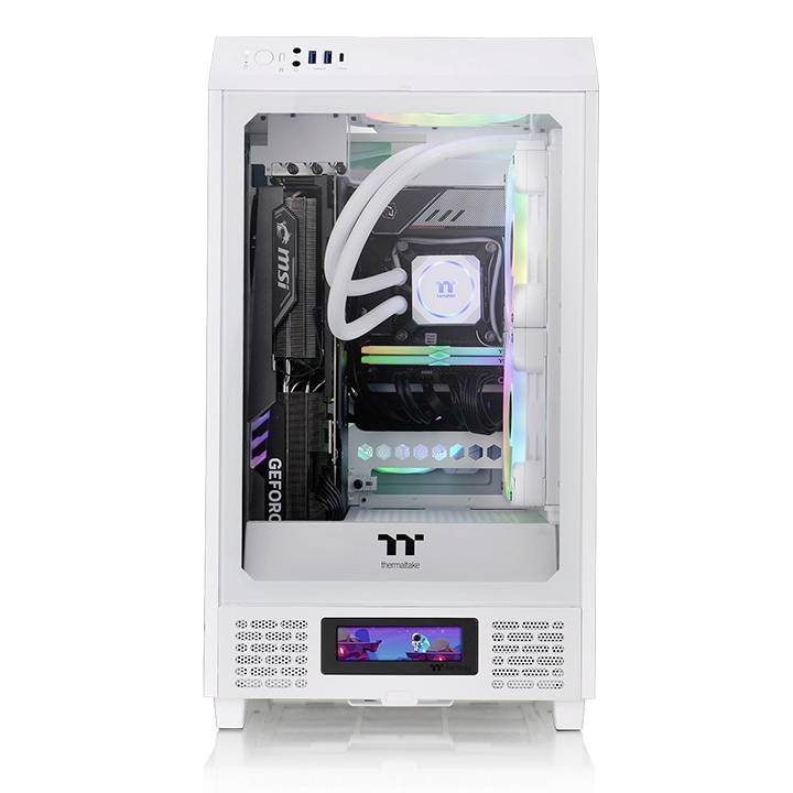 Biały komputer do gier z przezroczystą przednią ścianką odsłania wewnątrz podświetlane diodami LED komponenty oraz kartę graficzną MSI GeForce.