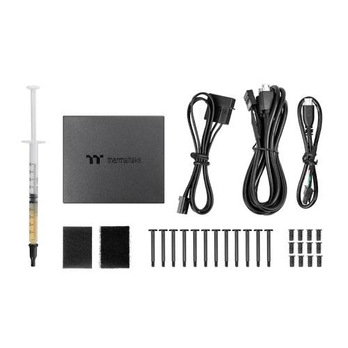 Zestaw akcesoriów Thermaltake zawierający strzykawkę pasty termoprzewodzącej, zasilacz, kable, śruby i opaski rzepowe.