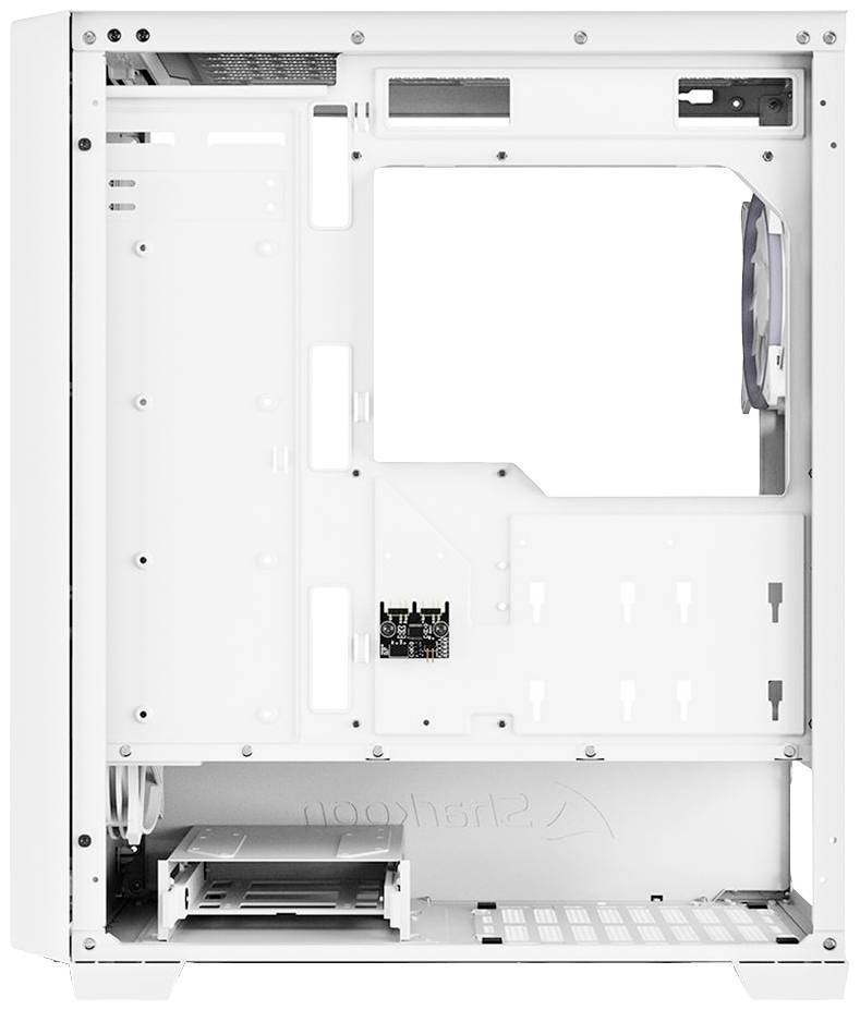 Otwarta biała obudowa komputera, z miejscem na płytę główną, wentylatory i napędy. Widoczne są kanały kablowe oraz rama montażowa.