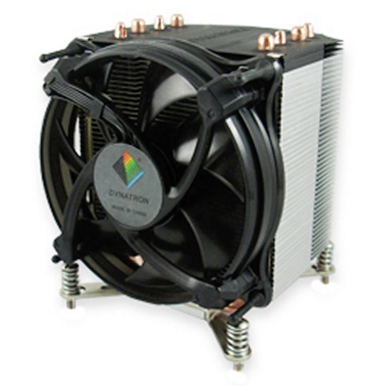 Na ilustracji widać czarny radiator procesora z wentylatorem i żeberkami, zamontowany na wsporniku z miedzianymi heat-pipes, marki Dynatron.