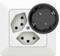 Podwójne gniazdo elektryczne z okrągłym adapterem po prawej stronie. Adapter posiada dwa punkty przyłączeniowe, pasujące do gniazda.