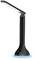 Nowoczesna czarna lampa stołowa z zakrzywioną lampką LED, świecąca z niebieskim podświetleniem podstawy.