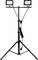 Czarny statyw z dwoma zamocowanymi reflektorami LED, odpowiedni do oświetlenia przestrzeni roboczej. Statyw posiada regulowaną wysokość.