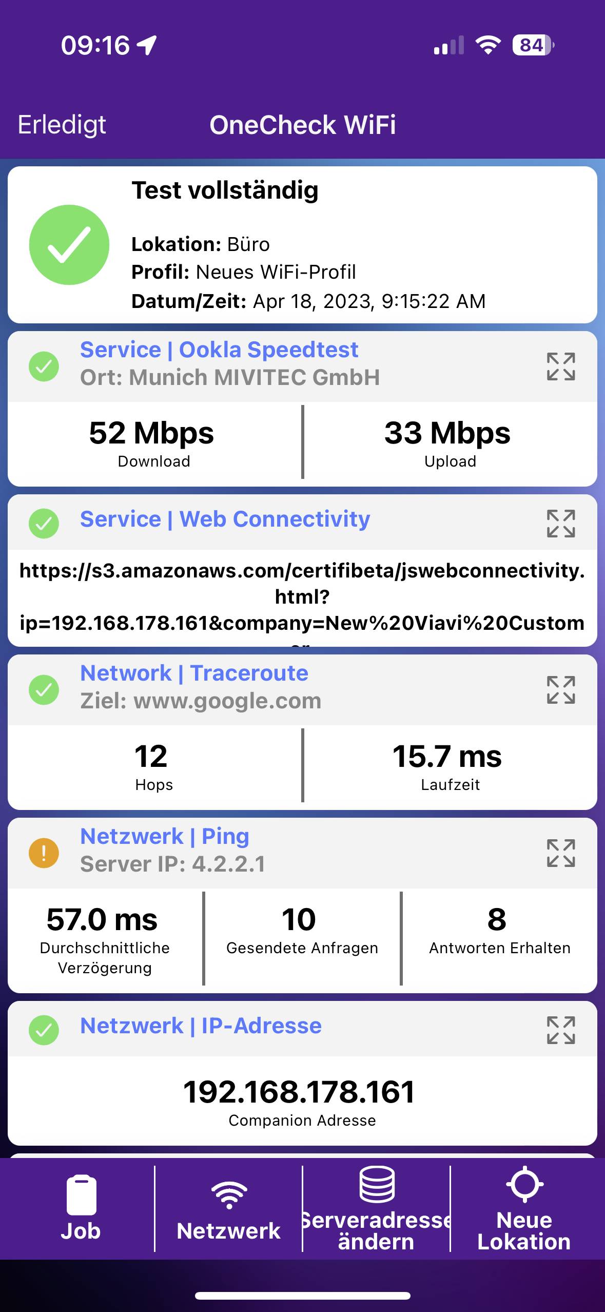 Zrzut ekranu aplikacji do testowania prędkości internetu. Wyniki pokazują pobieranie z prędkością 52 Mbps i wysyłanie z prędkością 33 Mbps w dniu 18 kwietnia 2023 roku.