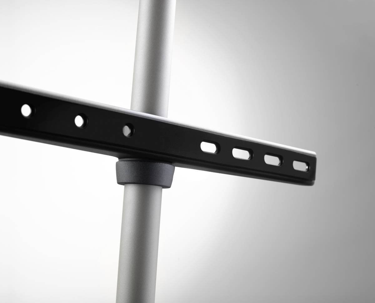 Metalowy pręt z poziomo zamocowanym, perforowanym uchwytem na szarym tle.