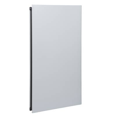 Białe, proste metalowe drzwi z wąską ramą, sfotografowane pod lekkim kątem.