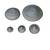 Pięć współśrodkowych, okrągłych metalowych płyt w różnych rozmiarach. Płyty mogłyby być stosowane jako pokrywy lub uszczelnienia.