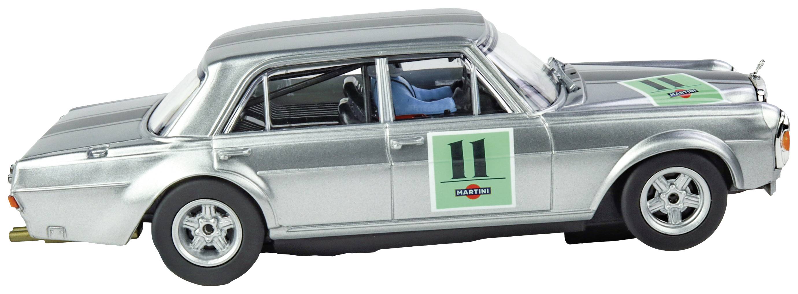 Srebrny model samochodu w stylu retro z numerem '11' i oponami sportowymi. Karoseria ozdobiona jest zielonymi naklejkami z motywami wyścigowymi.